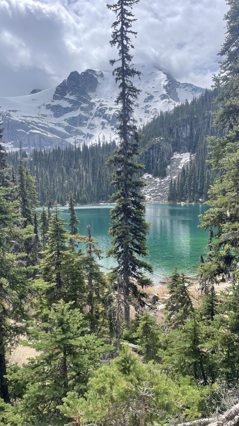 Paisagem de lago e montanhas na Colúmbia Britânica, Canadá