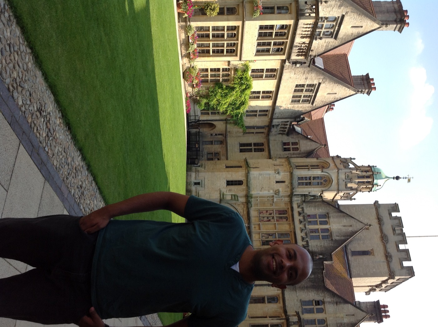 Thiago Matias em um pátio interno de Oxford, Reino Unido